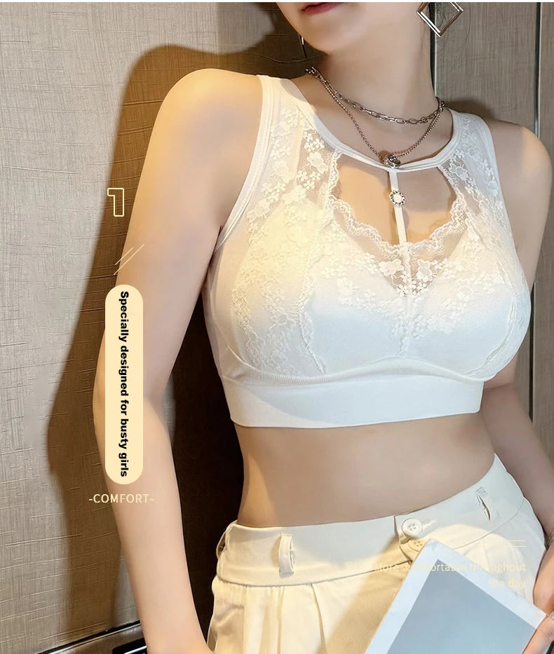 A woman wearing a white lace-trimmed wireless bralette with a keyhole cutout at the neckline, paired with light beige shorts. The image features a vertical text overlay on the left side.